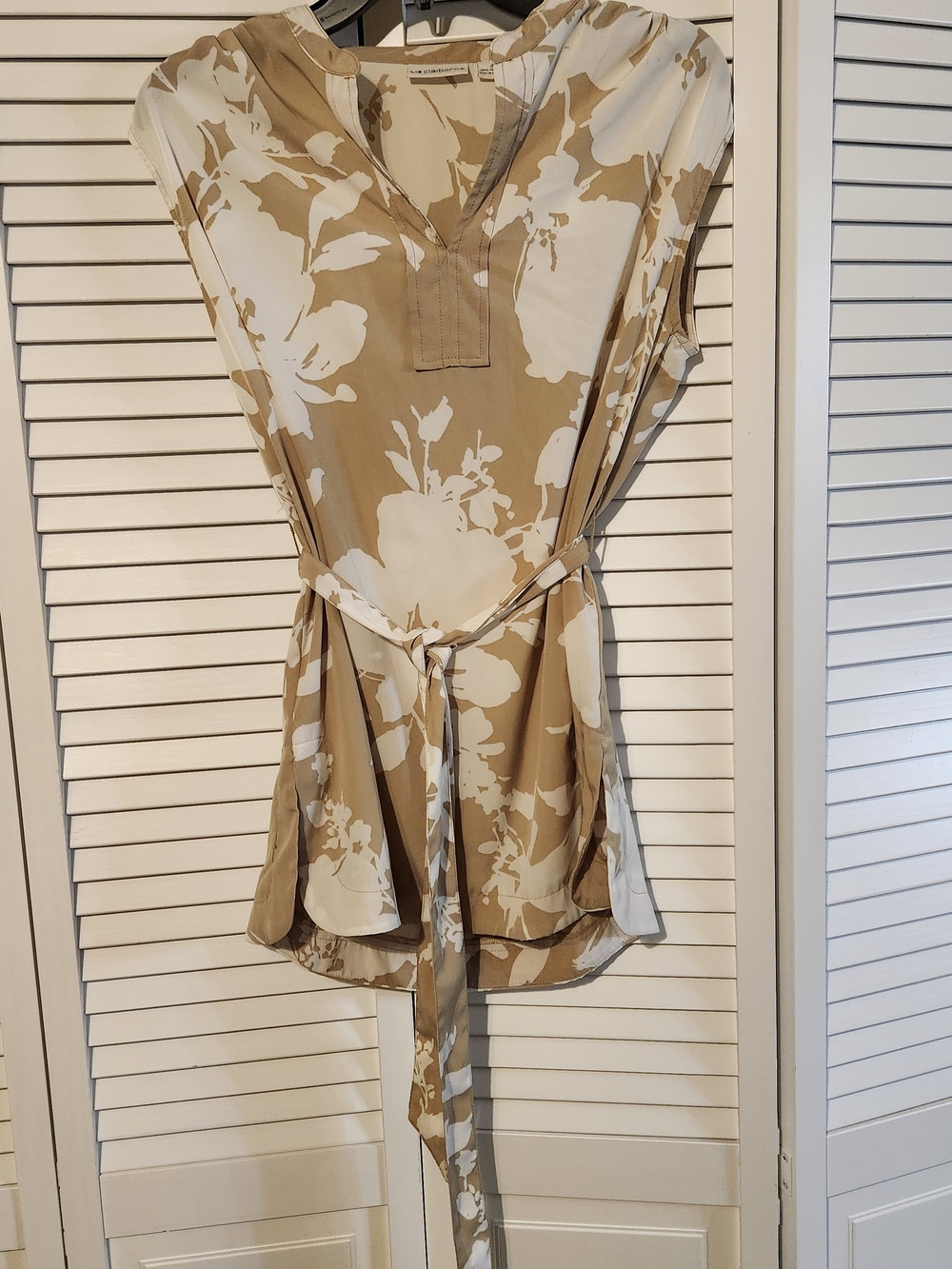 Liz Claiborne Beige and White Floral Tie-Waist Tunic